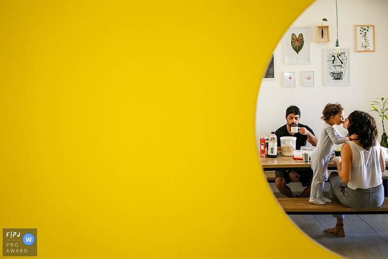 Adriana Costa foi premiada pela Associação FPJA pela foto amorosa de uma família durante o café da manhã