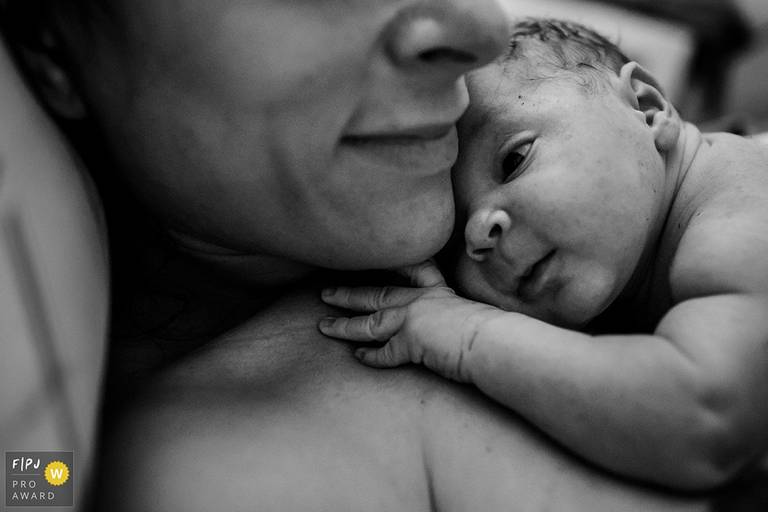 Adriana Costa foi premiada pela Associação FPJA pela foto de um bebê e sua mãe na hora de ouro