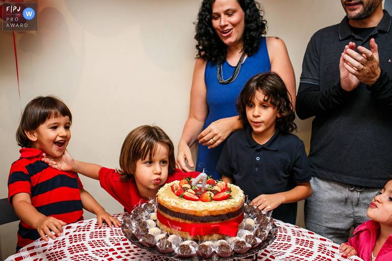 Adriana Costa foi premiada pela Associação FPJA pela foto de irmãos disputando para soprar a vela de aniversário