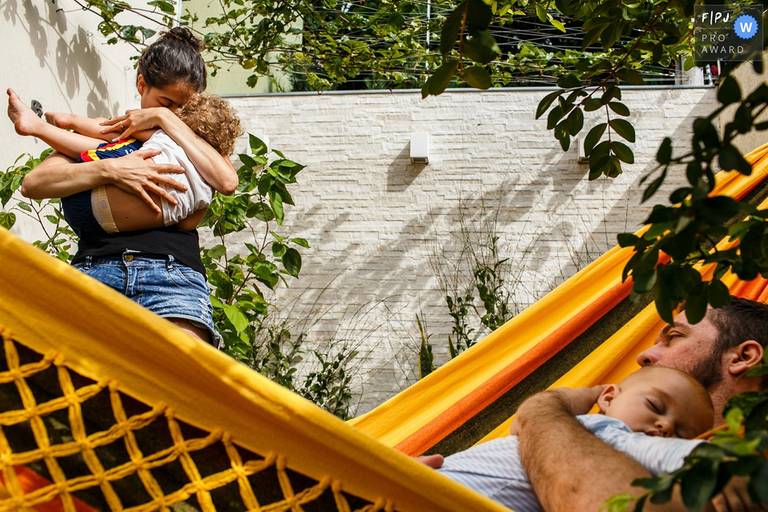 Adriana Costa foi premiada pela Associação FPJA pela foto de um casal cuidando cada um de seus dois filhos