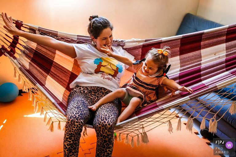 Adriana Costa foi premiada pela Associação FPJA pela foto de uma mãe entrando na brincadeira imaginaria de sua filha de ser um avião