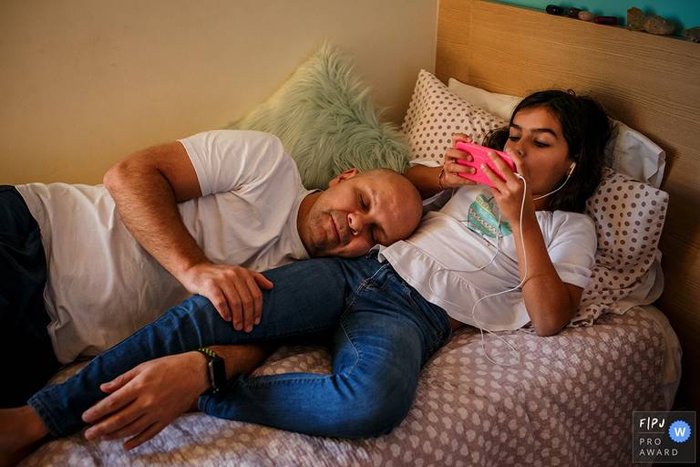 foto de Adriana Costa que mostra a captura de um momento em que o pai procurou no colo da filha o aconchego para um descanso numa deliciosa inversão de papéis foi premiada foi premiada pela Associação FPJA