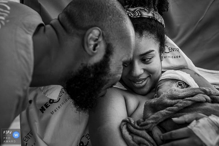 foto de Adriana Costa do triângulo de amor expresso pelo olhar entre pais e o seu bebê após o nascimento foi premiada foi premiada pela Associação FPJA