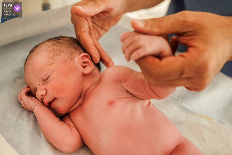 foto de Adriana Costa que mostra expressão de tranquilidade do bebê logo após o nascimento refletindo um recebimento cheio de amor, respeito e carinho foi premiada foi premiada pela Associação FPJA
