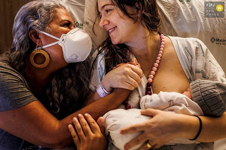 foto de Adriana Costa da captação do instante em que a gratidão é expressa no olhar entre a mulher e sua doula após o parto foi premiada  foi premiada pela Associação FPJA