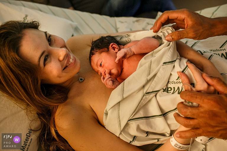 Adriana Costa foi premiada pela Associação FPJA pela foto do olhar de agradecimento de uma mulher logo após o parto ao seu irmão obstetra que a acompanhou em seu parto