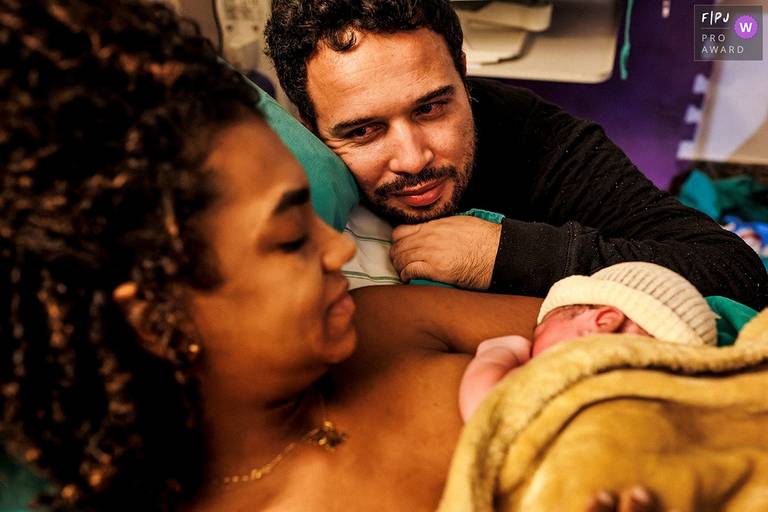 Adriana Costa foi premiada pela  Associação FPJA pela foto que mostra o olhar de amor e orgulho de um marido por sua esposa após um parto natural