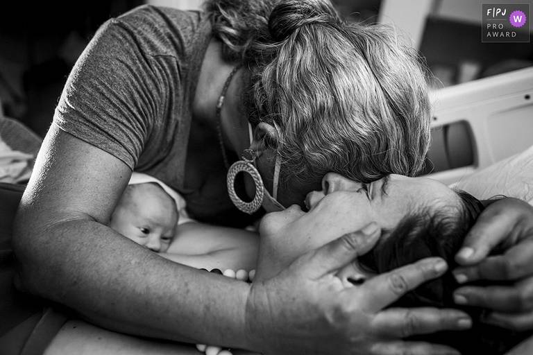 Adriana Costa foi premiada pela  Associação FPJA pela foto que mostra a emoção e cumplicidade entre a doula e a mulher logo após o nascimento do bebê