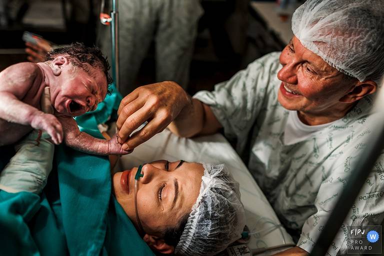 Adriana Costa foi premiada pela  Associação FPJA pela foto que mostra a alegria do pai e a emoção da mãe ao ver seu bebê pela primeira vez