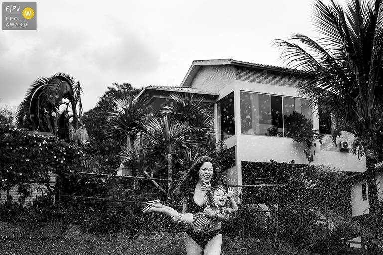 Adriana Costa foi premiada pela  Associação FPJA pela foto que mostra a grande alegria da mãe e da filha ao correrem pelos borrifos de água mostrando como coisas simples podem nos fazer tanto bem