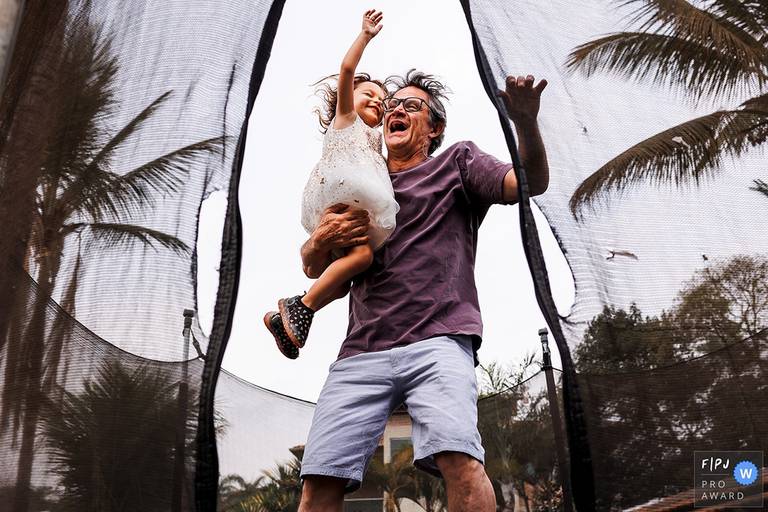 Adriana Costa foi premiada pela  Associação FPJA pela foto de um pai e uma filha em um lindo momento de entrega à diversão