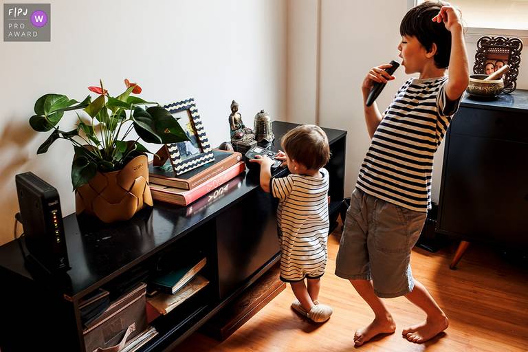 A Associação FPJA premiou Adriana Costa pela imagem de dois primos se divertindo com o celular como se fosse um show de música