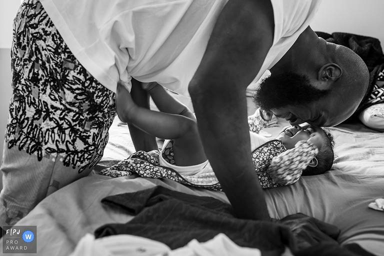 Adriana Costa foi premiada pela  Associação FPJA pela foto de uma simples troca de fralda que se transformou em um grande gesto de amor