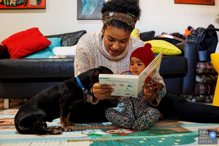 A Associação FPJA premiou Adriana Costa pela imagem do cão da família participando atentamente da leitura do livro com o bebê