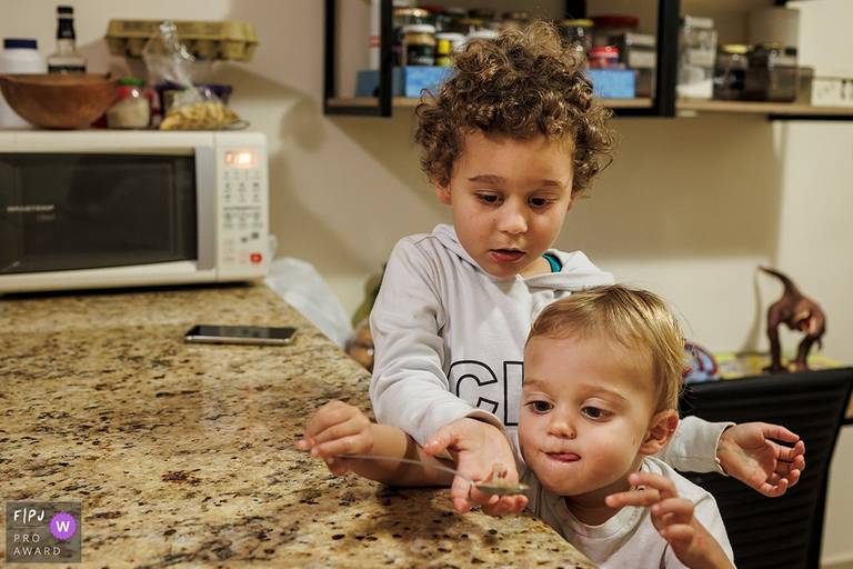 Adriana Costa foi premiada pela  Associação FPJA pela foto de dois irmãos se divertindo juntos com uma colher de mel com a expressão hilária do caçula