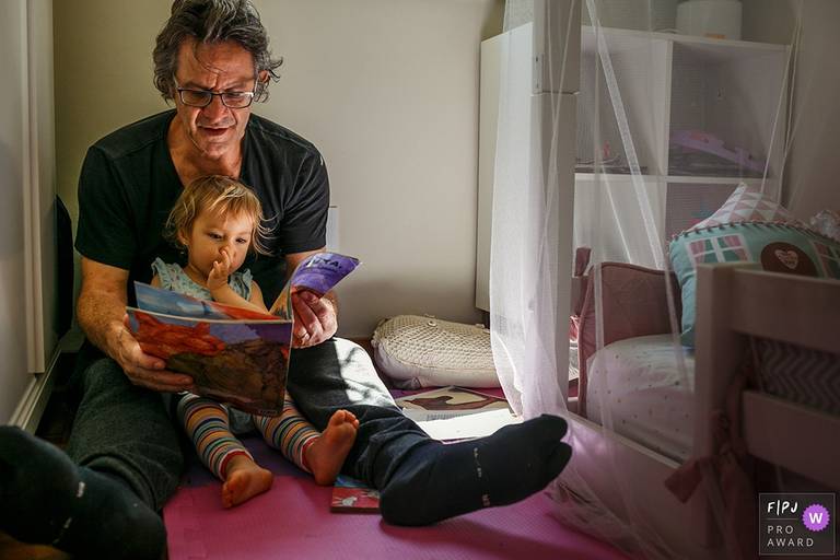 Adriana Costa foi premiada pela Associação FPJA pela foto de um pai contando histórias para a sua filha