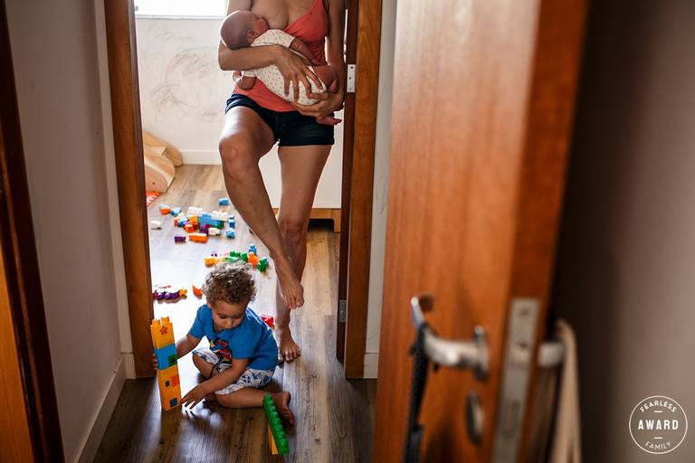 Adriana Costa foi premiada pela fearless family por uma foto de uma mãe e seus dois filhos em seu cotidiano pela manhã