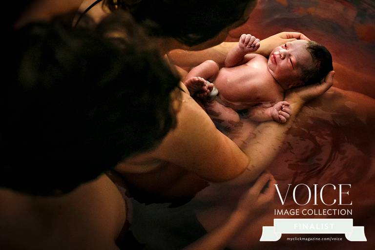 foto de Adriana Costa finalista no conceituado concurso the Voice 2021 da Click Magazine e Click Pro na categoria Color Theory de um bebê que acabou de nascer imerso na água vermelha da banheira