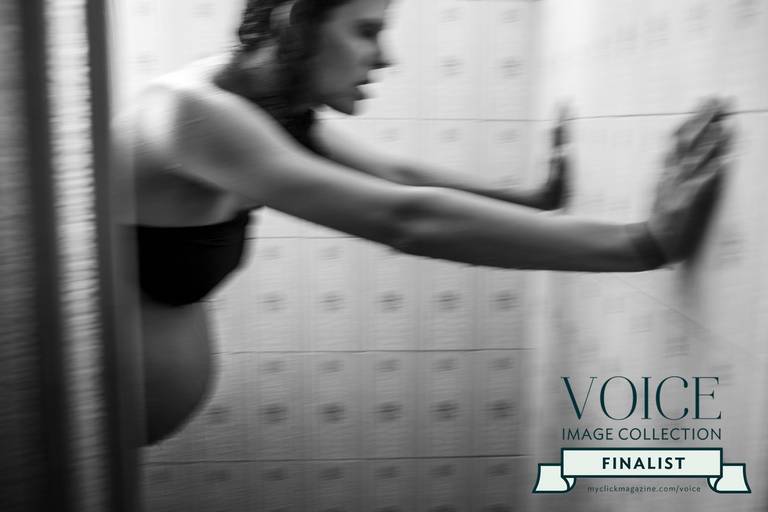 foto de Adriana Costa finalista no conceituado concurso the Voice 2021 da Click Magazine e Click Pro na categoria Movement de uma mulher em movimento durante o trabalho de parto 