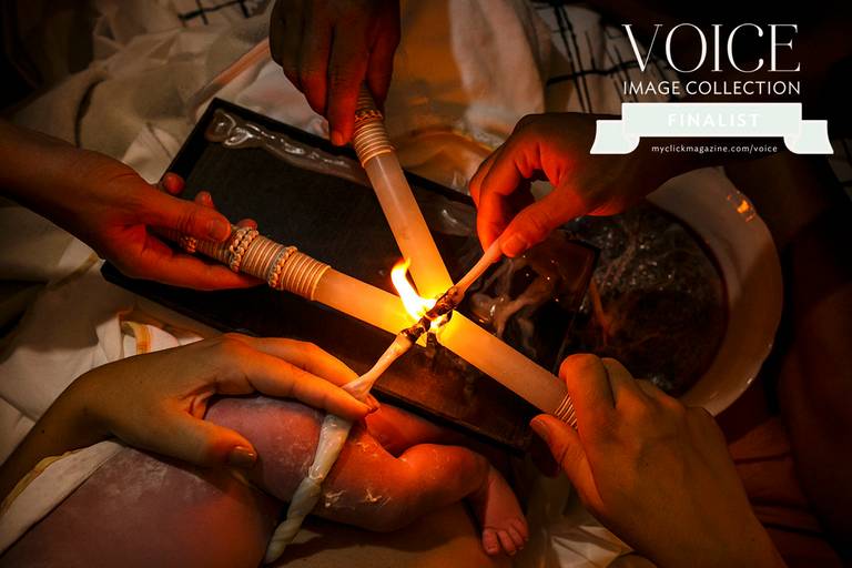 foto de Adriana Costa finalista no conceituado concurso the Voice 2021 da Click Magazine e Click Pro na categoria Shadow and Light de uma cerimônia do corte do cordão umbilical com o fogo