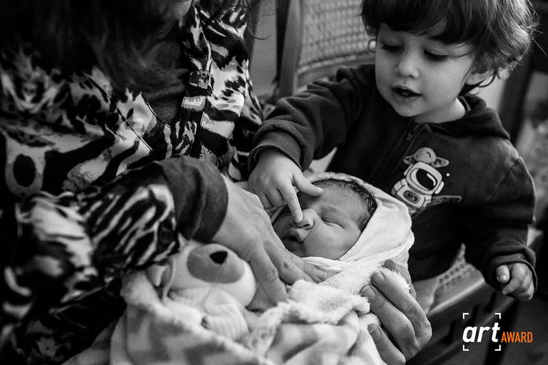 foto de Adriana Costa sobre o primeiro encontro entre dois irmãos foi premiada pela Fineart Association em seu décimo segundo concurso de fotografia de família 