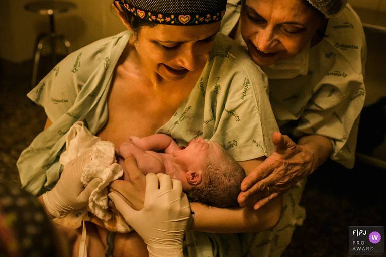 Foto de Adriana Costa da mãe vendo sua filha se tornar mãe no nascimento de seu neto foi premiada pela Associação FPJA
