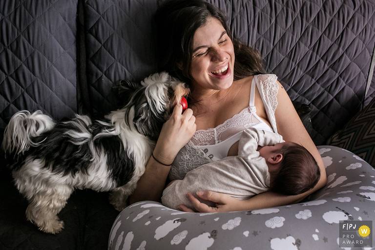 Adriana Costa foi premiada pela Associação FPJA pela foto de uma mãe no puerpério amamentando enquanto se diverte com o seu cão