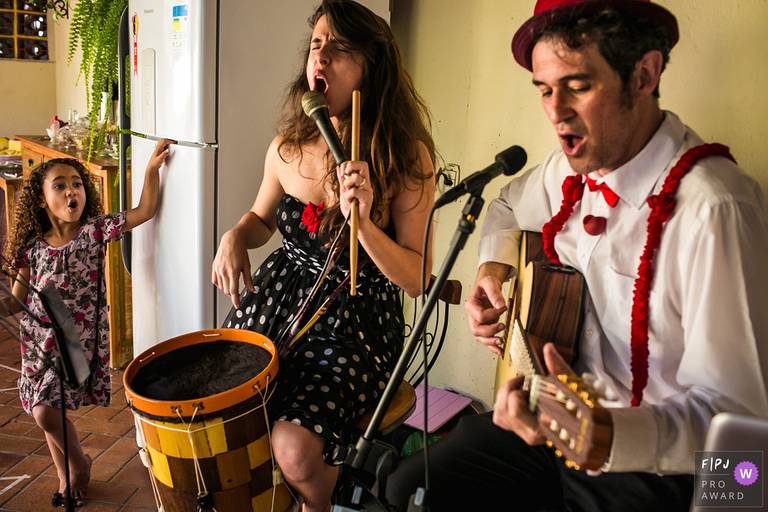Adriana Costa foi premiada pela Associação FPJA pela foto de uma menina empenhada em cantar junto com os cantores de uma festa
