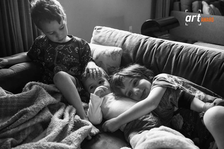 Foto de Adriana Costa da relação de três irmãos, premiada pela Fineart Association