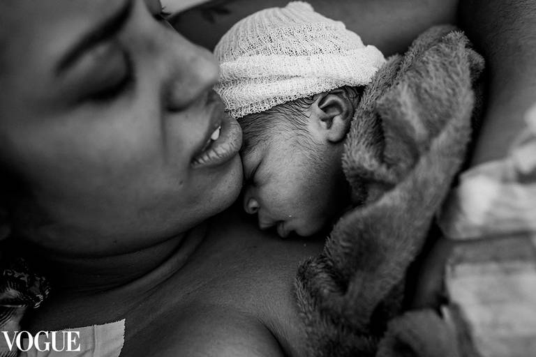 Foto de Adriana Costa selecionada para a galeria da Vogue Itália de uma mãe abraçando com sentimento sua bebê que acabou de nascer