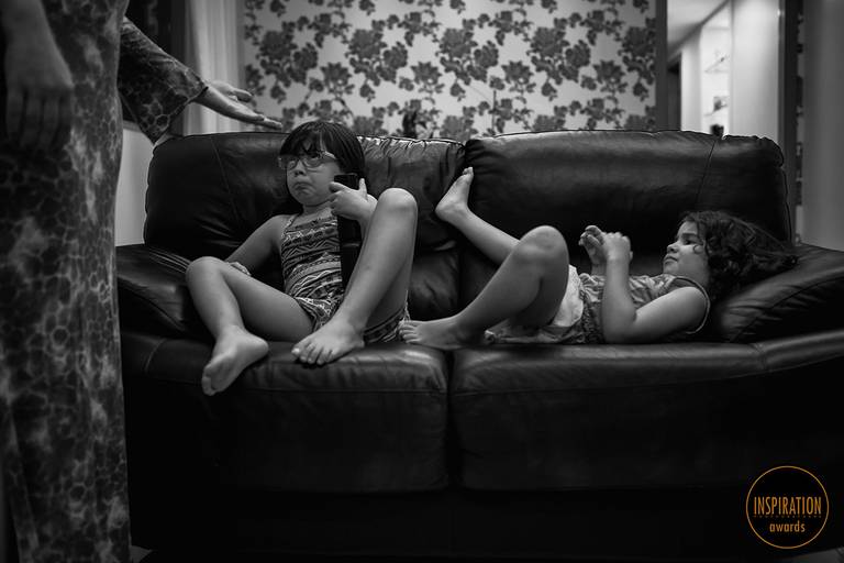 Foto de Adriana Costa sobre crianças não querendo desligar a televisão foi premiada pela Inspiration Family Awards