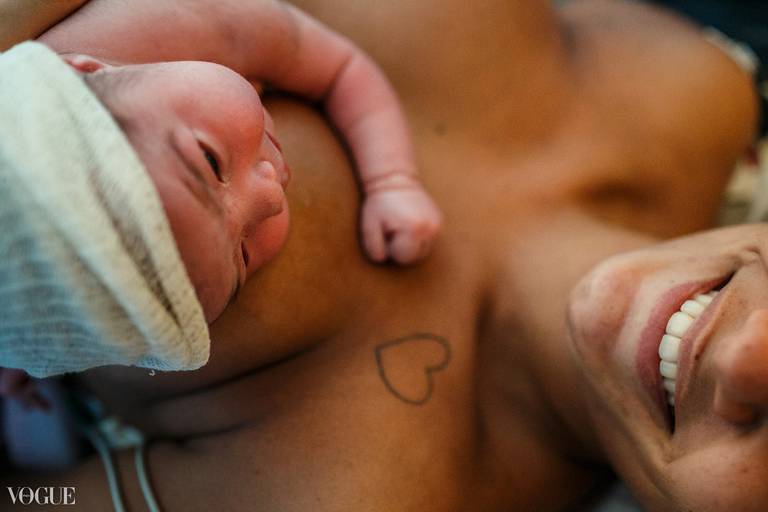 Foto de Adriana Costa selecionada para a galeria da Vogue Itália de um sorriso da mãe ao receber o seu bebê que acabou de nascer