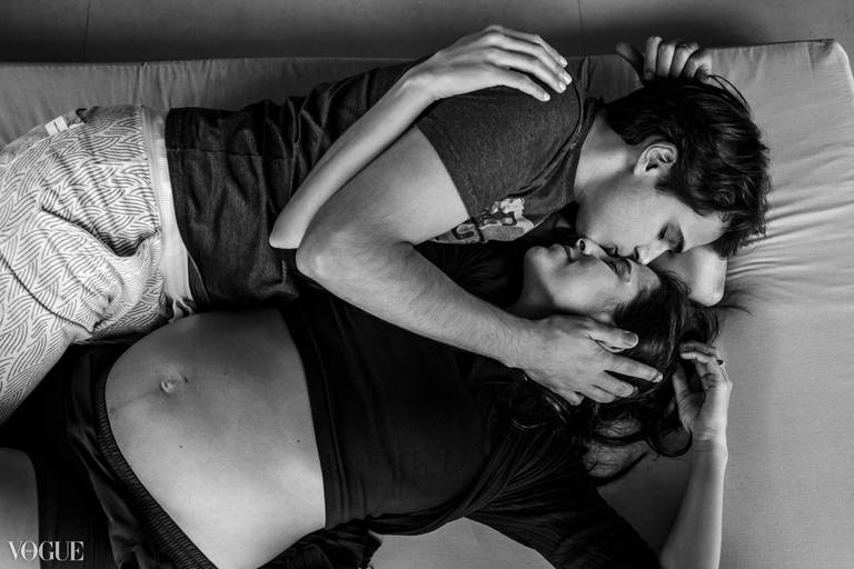 Foto de Adriana Costa selecionada para a galeria da Vogue Itália de um casal grávido se abraçando afetuosamente