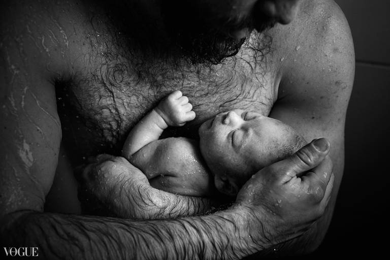 Foto de Adriana Costa do pai dando banho de chuveiro em seu bebê de 1 mês foi selecionada para a galeria da Vogue Itália