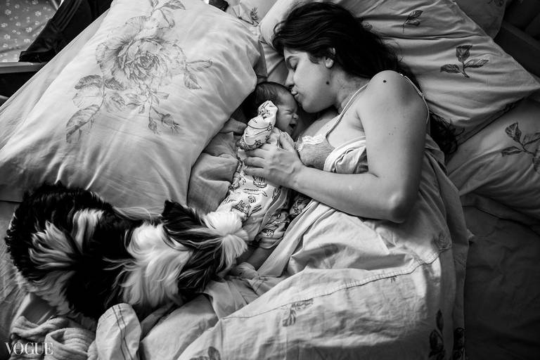 Foto de Adriana Costa de uma mãe com seu bebê recém-nascido ao acordar na cama do casal foi selecionada para a galeria da Vogue Itália