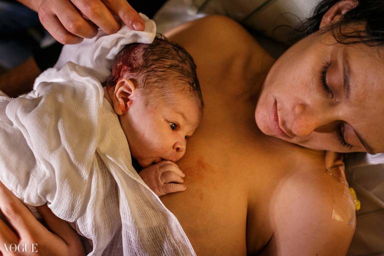 Foto de Adriana Costa selecionada para a galeria da Vogue Itália de uma mãe e seu bebê na hora de ouro