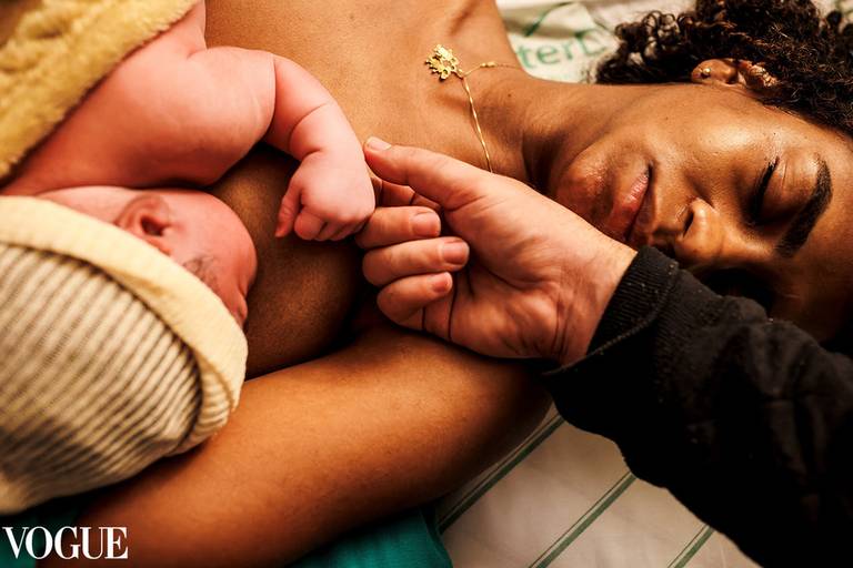 Foto de Adriana Costa selecionada para a galeria da Vogue Itália sobre a forte conexão entre o casal e o bebê logo após o nascimento