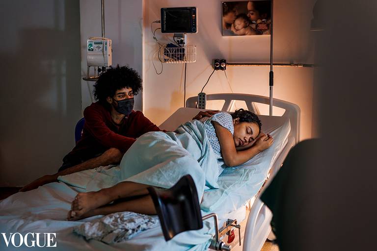 Foto de Adriana Costa selecionada para a galeria da Vogue Itália sobre a conexão de um casal no momento de descanso durante o trabalho de parto