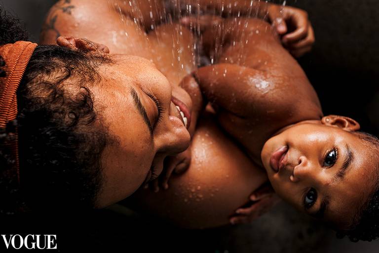 Foto de Adriana Costa selecionada para a galeria da Vogue Itália da hora do banho entre mãe e filha