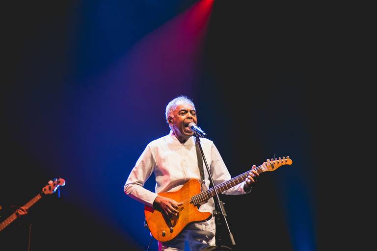 gilberto gil, cantor, mpb bossa, musicista, violonista, cantor tocando violao