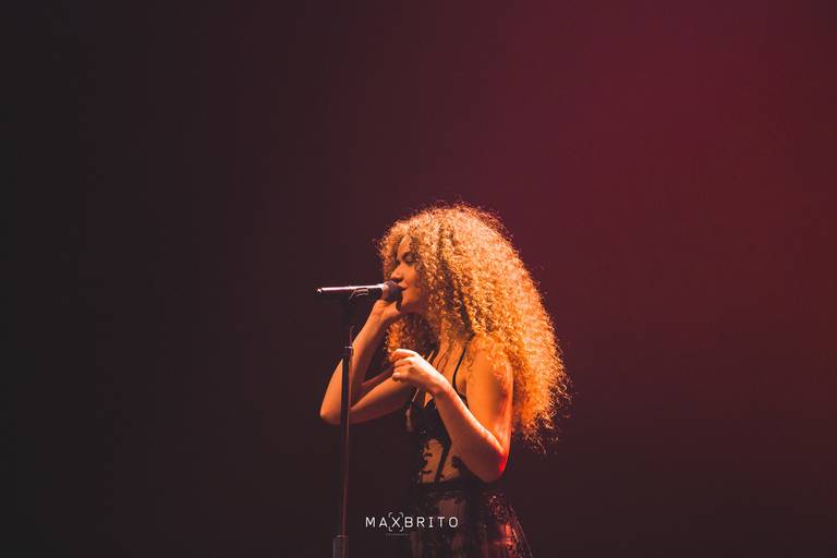 Anavitória, dupla musical, pop, brasil, pop brasil, musica popular brasileira, mulher tocando violao