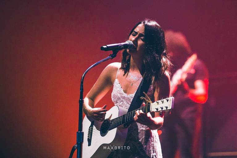 Anavitória, dupla musical, pop, brasil, pop brasil, musica popular brasileira, mulher tocando violao