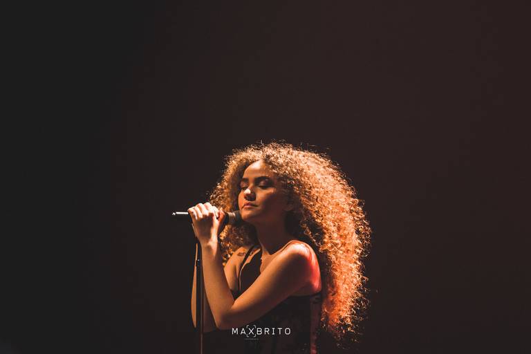 Anavitória, dupla musical, pop, brasil, pop brasil, musica popular brasileira, mulher tocando violao