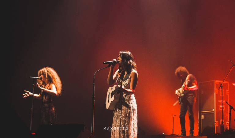 Anavitória, dupla musical, pop, brasil, pop brasil, musica popular brasileira, mulher tocando violao