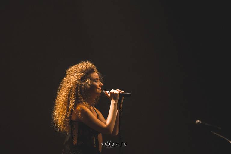 Anavitória, dupla musical, pop, brasil, pop brasil, musica popular brasileira, mulher tocando violao