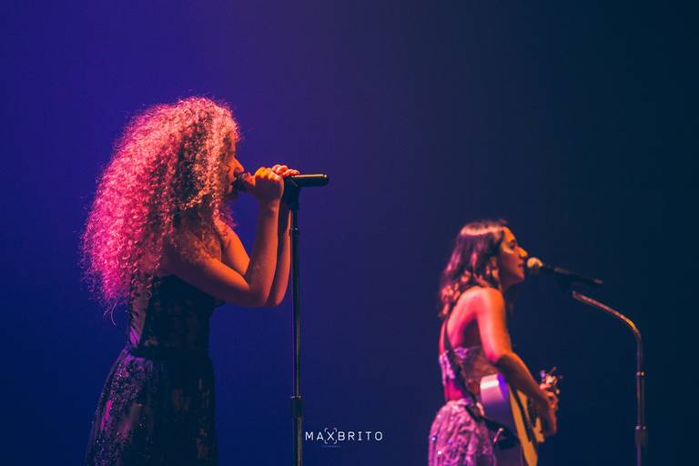 Anavitória, dupla musical, pop, brasil, pop brasil, musica popular brasileira, mulher tocando violao