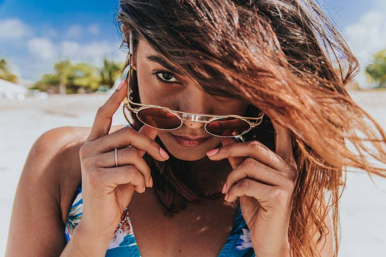 lucy alves,
musicos, cantora paraibana
brasil
joao pessoa
paraiba
cantora
sanfoneira, praia, oculos de sol