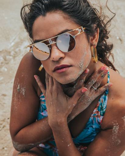 lucy alves,
musicos, cantora paraibana
brasil
joao pessoa
paraiba
cantora
sanfoneira, praia, oculos de sol