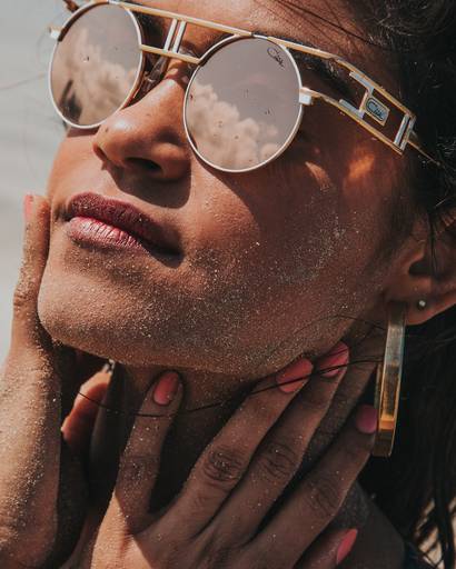 lucy alves,
musicos, cantora paraibana
brasil
joao pessoa
paraiba
cantora
sanfoneira, praia, oculos de sol