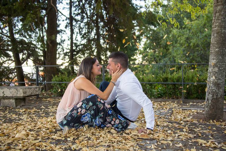 candida e telmo - namorados sentados no chão com folhas a pairarem sobre eles